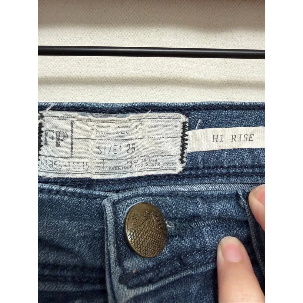Free People High Rise Skinny Jeans Blue Denim Size 26 Dark Wash V-Yoke Front